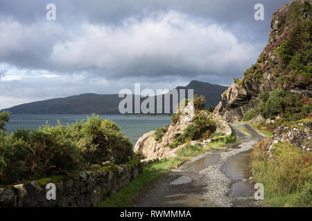 Blick über Loch Buie zu Beinn nan Gobhar von einem felsigen Feldweg über dem Loch. Stockfoto
