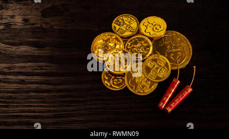 Chinesisches Neues Jahr Schokolade Glück Gold Münzen. Chinesische Wörter auf Münzen übersetzt - Vermögen. Stockfoto