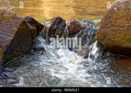 Es ist ein kleine Bucht mit klaren Wasser durch die Felsen in den Bergen von Minas Gerais läuft Stockfoto