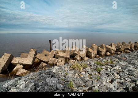 Wellenbrecher auf Ladoga See Stockfoto