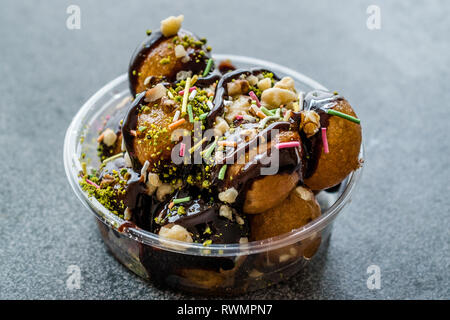 Lokma türkischer Dessert mit Schoko-/Runde gebratener Teig Kugeln Petulla. Traditionelle Speisen. Stockfoto