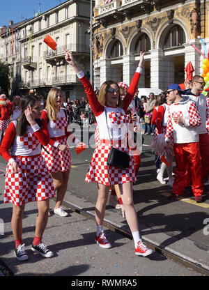 Rijeka, Kroatien, 3. März, 2019. Schöne Mädchen mit nationalen Kroatischen symbol Kostüm, feiern in den Straßen der Stadt Rijeka an der Karneval Prozess Stockfoto