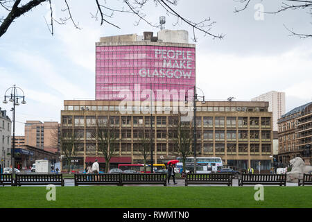 Die Leute machen Glasgow Zeichen hinter George House Bürogebäude am George Square, Glasgow, Schottland, Großbritannien Stockfoto