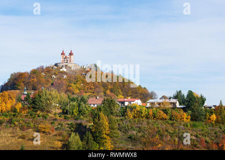 Barocke Kalvarienberg auf Scharffenberg Hügel in Banska Stiavnica im Herbst, UNESCO (Slowakei) Stockfoto