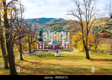 Untere Kirche von Golgatha in Banska Stiavnica im Herbst, UNESCO (Slowakei) Stockfoto