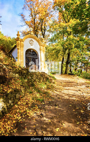 Einer der vierzehn Stationen (Kapellen) von Golgatha Komplex in Banska Stiavnica im Herbst, UNESCO (Slowakei) Stockfoto