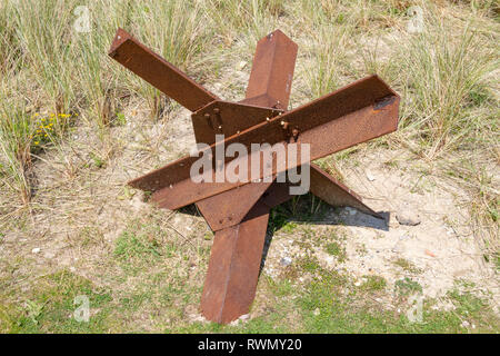 Ein Strand Hindernis (eine tschechische Igel anti-tank Hindernis) auf Anzeige am Utah Beach Museum neben Utah Beach, Normandie, Frankreich. Stockfoto