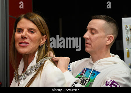 Mailand, Italien - 21. Februar: Designer Jeremy Scott und Anna Dello Russo posing backstage vor dem Moschino show in Mailand Fashion Week. Stockfoto