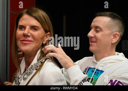 Mailand, Italien - 21. Februar: Designer Jeremy Scott und Anna Dello Russo posing backstage vor dem Moschino show in Mailand Fashion Week. Stockfoto