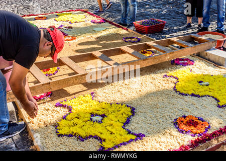 Antigua, Guatemala - März 11, 2018: Dekorieren sägemehl Fastenzeit Teppich in der Stadt mit dem berühmtesten Feierlichkeiten zur Karwoche in Lateinamerika Stockfoto