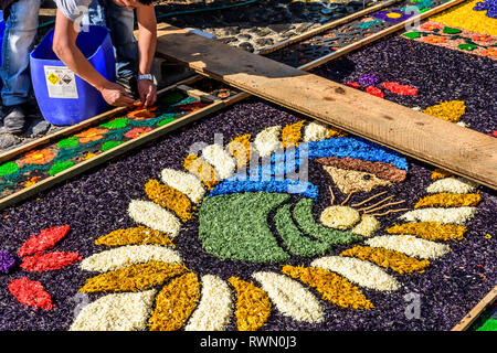 Antigua, Guatemala - März 11, 2018: Dekorieren gefärbte Sägespäne Fastenzeit Teppich in der Stadt mit dem berühmtesten Feierlichkeiten zur Karwoche in Lateinamerika Stockfoto