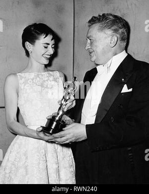 Audrey Hepburn eine weiße Blumen Kleid von Hubert de Givenchy und Jean Hersholtz, der 26. jährlichen Academy Awards im NBC Century Theatre in New York City am 25. März 1954 statt. Hepburn gewann als beste Schauspielerin für "Roman Holiday" Datei Referenz # 33751 474 THA Stockfoto