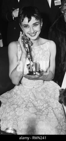 Audrey Hepburn eine weiße Blumen Kleid von Hubert de Givenchy bei der 26. jährlichen Academy Awards im NBC Century Theatre in New York City am 25. März 1954 statt. Hepburn gewann als beste Schauspielerin für "Roman Holiday" Datei Referenz # 33751 476 THA Stockfoto