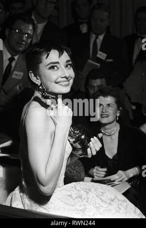 Audrey Hepburn eine weiße Blumen Kleid von Hubert de Givenchy bei der 26. jährlichen Academy Awards im NBC Century Theatre in New York City am 25. März 1954 statt. Hepburn gewann als beste Schauspielerin für "Roman Holiday" Datei Referenz # 33751 478 THA Stockfoto