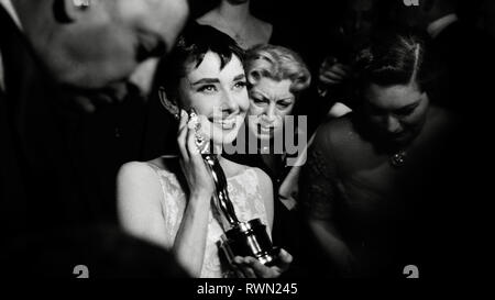 Audrey Hepburn eine weiße Blumen Kleid von Hubert de Givenchy bei der 26. jährlichen Academy Awards im NBC Century Theatre in New York City am 25. März 1954 statt. Hepburn gewann als beste Schauspielerin für "Roman Holiday" Datei Referenz # 33751 479 THA Stockfoto