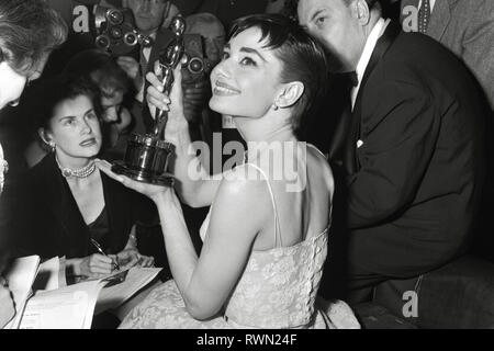 Audrey Hepburn eine weiße Blumen Kleid von Hubert de Givenchy bei der 26. jährlichen Academy Awards im NBC Century Theatre in New York City am 25. März 1954 statt. Hepburn gewann als beste Schauspielerin für "Roman Holiday" Datei Referenz # 33751 482 THA Stockfoto