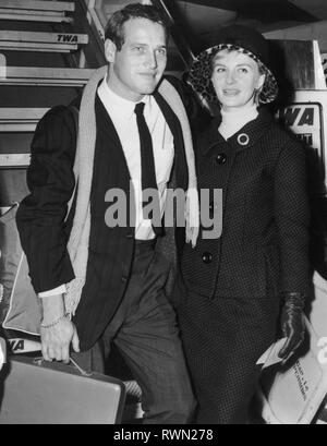 Paul Newman Frau Joanne Woodward für Paris, Frankreich (1960) Datei Referenz # 33751 521 THA gebunden Stockfoto