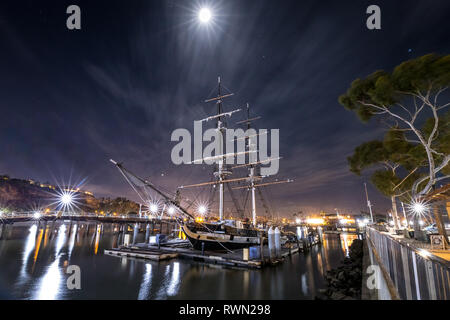 Lange Belichtung Foto der Segeln brig, der Pilger, touristische Attraktion in der Nacht mit Beleuchtung von Dana Point Harbor im Wasser widerspiegelt und die m Stockfoto