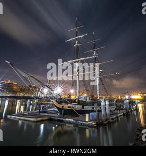 Lange Belichtung Foto der Segeln brig, der Pilger, touristische Attraktion in der Nacht mit Beleuchtung von Dana Point Harbor im Wasser widerspiegelt und die m Stockfoto