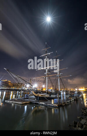 Lange Belichtung Foto der Segeln brig, der Pilger, touristische Attraktion in der Nacht mit Beleuchtung von Dana Point Harbor im Wasser widerspiegelt und die m Stockfoto