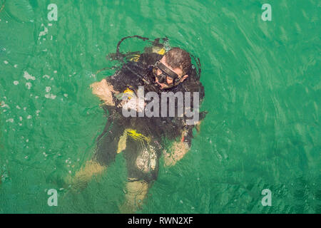 Taucher an der Oberfläche von Wasser bereit zu tauchen. Stockfoto