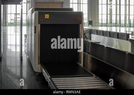 Flughafen Gepäck X-Ray Maschine für Sicherheit scannen Suche Stockfoto