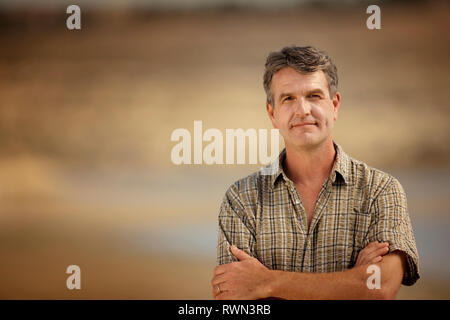 Porträt eines mittleren Alter Mann auf einem Strand. Stockfoto