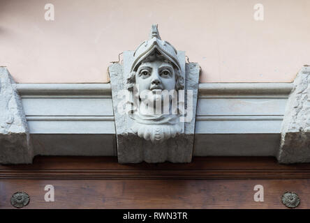 Skulptur eines Mannes auf einem Gebäude in Cividale del Friuli, Friaul Julisch Venetien, Italien Stockfoto