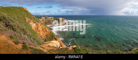 Atemberaubende Küsten Panorama von Pelican Cove Klippen an einem sonnigen Tag mit blauen und türkisfarbenen Wasser, Rancho Palos Verdes, Kalifornien Stockfoto