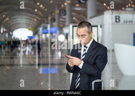 Passagier business Mann am Flughafen Kontrolle Pass und Ticket Stockfoto