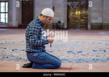 Muslimischen Mann in der Moschee, Gottesdienst mit Gebet Perlen oder Rosenkranz Stockfoto