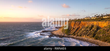 Lange Belichtung geschossen von Wellen, die in den hohen Klippen entlang der südlichen Küste von Kalifornien bei Sonnenuntergang an einem windigen Tag, goldene Bucht, Rancho Palos Verd Stockfoto