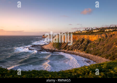 Lange Belichtung geschossen von Wellen, die in den hohen Klippen entlang der südlichen Küste von Kalifornien bei Sonnenuntergang an einem windigen Tag, goldene Bucht, Rancho Palos Verd Stockfoto