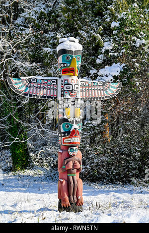 Totempfähle im Winter, Brockton Point, Stanley Park, Vancouver, British Columbia, Kanada Stockfoto