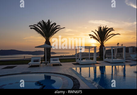 Santorini, Kykladen / Griechenland - 16. Mai 2018: Swimmingpools in einem Luxus Resort an den goldenen Sonnenuntergang in Oia Stockfoto