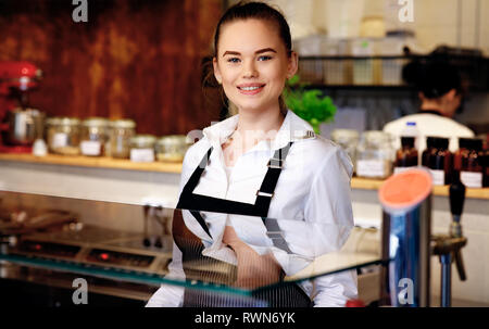 Portrait eines glücklichen jungen Frau in einem Café arbeiten Stockfoto