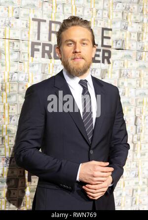 NEW YORK, NY - MÄRZ 03: Charlie Hunnam besucht die "Triple Frontier' Weltpremiere auf Jazz am Lincoln Center am 03 Maerz, 2019 in New York City. Stockfoto