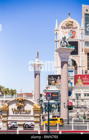 LAS VEGAS, Nevada - 15. MAI 2018: Street View von Treasure Island Resort Casino und dem Venetian Resort Hotel Casino mit bunten Zeichen, Grand Canal ein Stockfoto