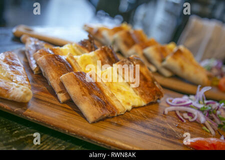 Türkischen Pide, geöffnet Torte mit Käse und Eier. Stockfoto