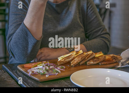 Türkischen Pide, geöffnet Torte mit Käse und Eier. Stockfoto