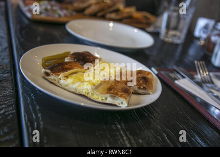 Türkischen Pide, geöffnet Torte mit Käse und Eier. Stockfoto