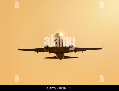 Flugzeug Silhouette. Ebene. Sunburst. Farbenfroher Sonnenuntergang Stockfoto