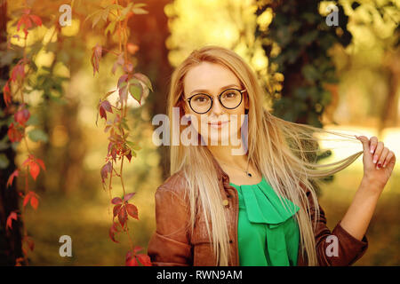Blonde Mädchen Porträt. Herbst. Natürliche Gesicht Make-up tragen Stilvolle Mode Optische Brillen. Mockup für Optische Brillen Stockfoto