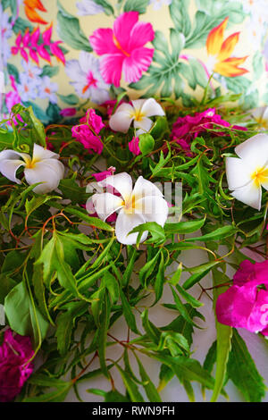 Anordnung der frischen tropischen Blumen auf einem Bett in einem luxuriösen Hotel auf Bora Bora, Französisch-polynesien platziert Stockfoto