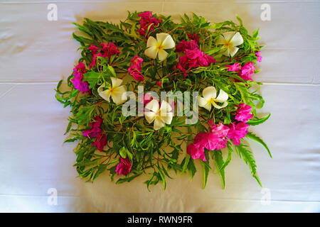 Anordnung der frischen tropischen Blumen auf einem Bett in einem luxuriösen Hotel auf Bora Bora, Französisch-polynesien platziert Stockfoto