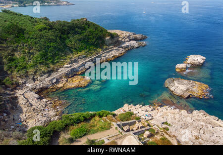 Bucht von Regina Giovanna in Sorrento, Italien. Ruinen einer großen römischen villa aus dem 1. Jahrhundert n. Chr. (Bagni della Regina Giovanna) Stockfoto