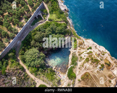 Regina Giovanna in Sorrento mit natürlicher Felsbrücke, Italien. Kultige Filmlocation im italienischen romantischen Comedy-Film Bread, Love and Dreams Stockfoto