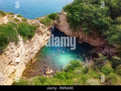 Bäder von Königin Giovanna natürliches Schwimmbad in Sorrento, Italien mit natürlicher Felsbrücke - Bagni della Regina Giovanna Stockfoto