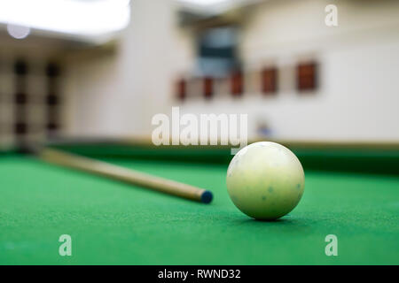 Weiß Pool Ball am grünen Tisch Nahaufnahme Stockfoto