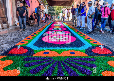 Antigua, Guatemala - März 11, 2018: Gefärbte Sägespäne Fastenzeit Teppiche in der Stadt mit dem berühmtesten Feierlichkeiten zur Karwoche in Lateinamerika Stockfoto